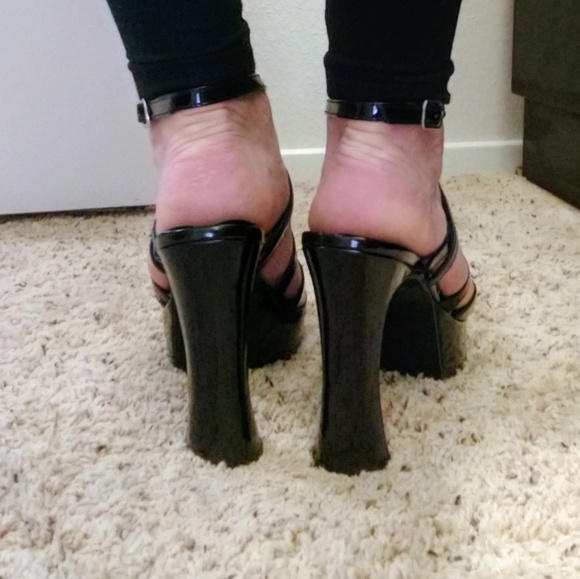 💜🖤ELLE Cute BLK Strappy-Chunk Heels💜🖤 - Picture 2 of 7